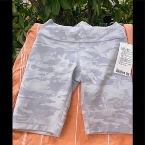 Lululemon / Wunder Under 10” inch shorts